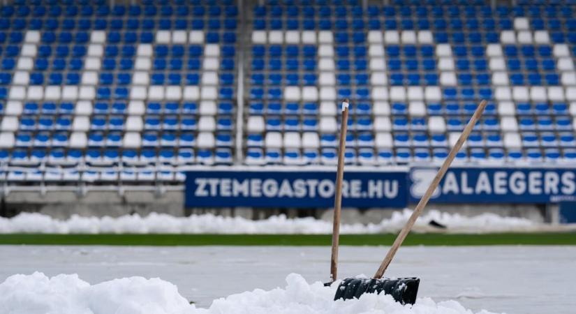 A szurkolók meccsre vágytak, a játékosokkal közösen tolták el a húszcentis havat