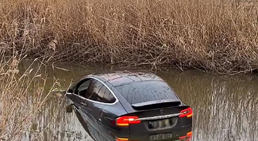 Egy Tesla úszott a Hortobágynál a Berettyóban