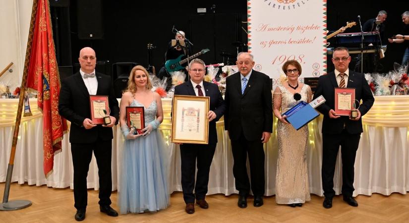 Iparosbál – átadták a Moson Vármegye Iparosa Díjakat és az Irigy Hónaljmirigy szórakoztatott - XXL galéria, videó