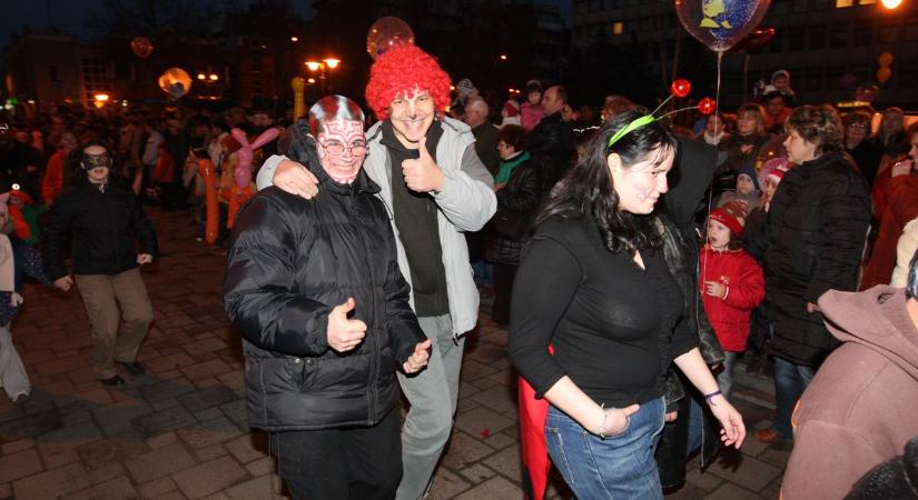 Vizitdíj-automata, boszorkány és macskalány is felvonult a 2008-as zalaegerszegi farsangon (galéria)