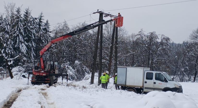 36 órája nincs áram Vas vármegyében: a havazás víz- és fűtésgondokat is okoz