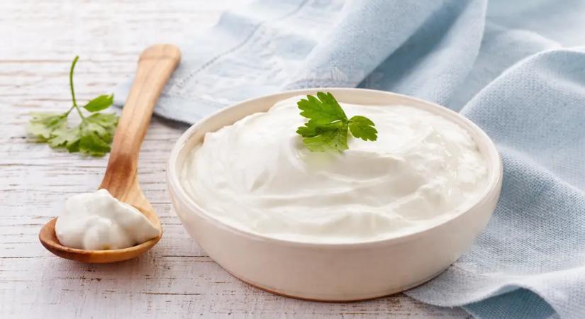 Hogyan készítsünk tejfölt otthon: Csak két hozzávalóra, a megfelelő hőmérsékletre és egy kis türelemre van szükséged