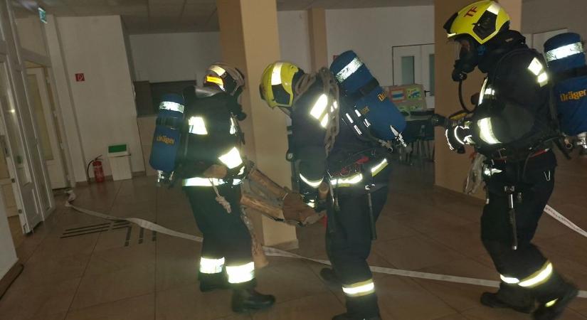 Életeket mentettek a tűzoltók a hatalmas füstben Tiszaföldváron – galériával