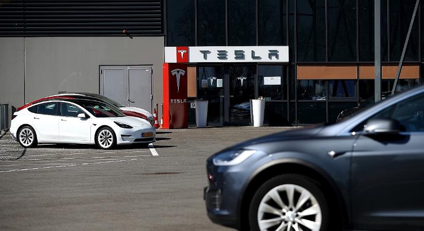 Folyóban landolt egy Tesla Püspökladánynál, rohantak a tűzoltók – videó