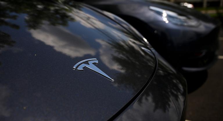 Csatornába hajtott egy Tesla Püspökladánynál