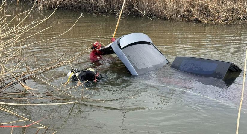 Exkluzív! Mentik a Teslát a Hortobágy-Berettyóból, megszólalt a sofőr - fotókkal