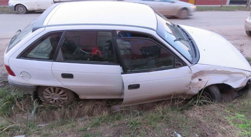 Busznak ütközött és árokba hajtott egy fiatalokkal teli lopott autó Fegyverneken