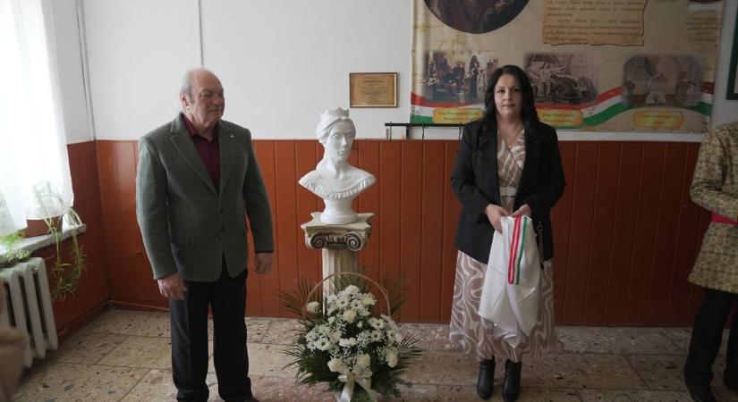 A Beregszászi Zrínyi Ilona Líceumban felavatták a névadó mellszobrát - Tudás, áldozatvállalás, hűség