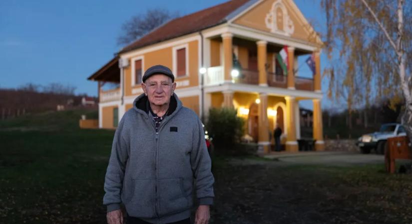 Az első lövésnél az oroszok visszakoztak, miközben a tankból géppuskával lőttek bennünket. Balról a bokrokból repültek a Molotov-koktélok