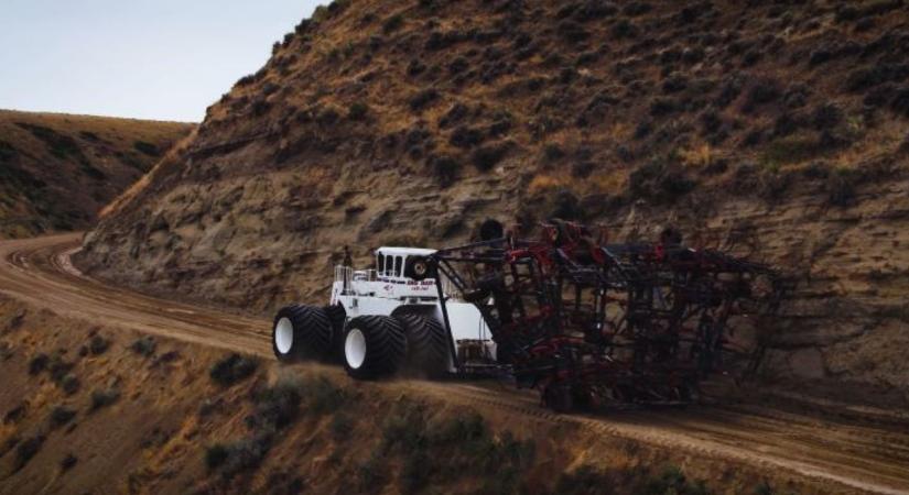 Százezer forint minden egyes óra: A traktor, melynek étvágya a gazdák rémálma VIDEO