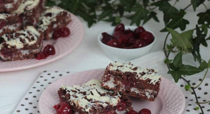 Puha meggyes süti kókuszkrémmel: reszelt kakaós tészta az alapja