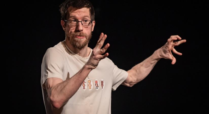 ÁTSZABVA – új stand up speciallel jelentkezik Fekete Ádám