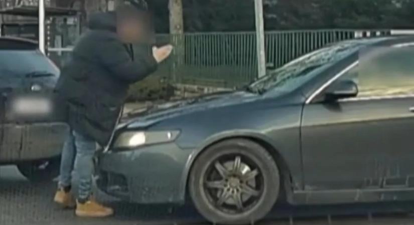 Satuféket tolt, hogy kitegye a gyereket, majd kiszállt ordítozni – videó