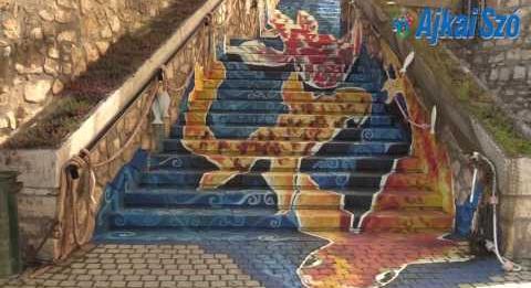 Rózsaszín hokedlitől a világhírnévig: Amerikában is ismerik Judit legendás tapolcai Halas Lépcsőjét (meglepetes.hu)