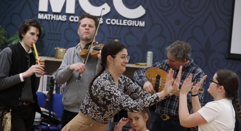 Felejhetetlen táncházat tartott a Kákics zenekar kicsiknek és nagyoknak (galéria, videó)