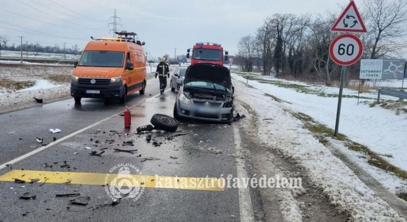 Félfrontálisan ütközött egy Suzuki és egy Opel a 71-es úton - fotók a karambolról
