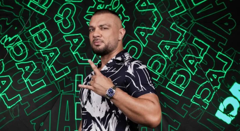 Pazar luxus: videón, ahogy Gáspár Laci kabrióban száguldozik a tengerparton