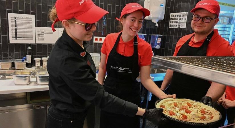 Ez tartja most lázban az egrieket - exkluzív fotókon a nyitás előtti Pizza Hut