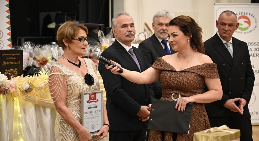 Moson Vármegye Oktatásáért-szakképzéséért elismerés Nagy–Fucsik Editnek: ott kezdte az iskolát, ahonnan nyugdíjba ment - videó