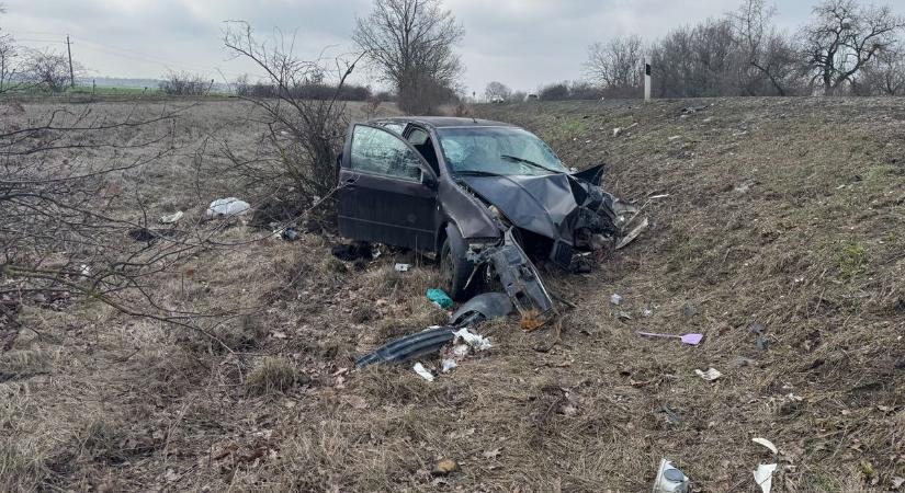 Az autó eleje teljesen leamortizálódott, durva fotókon a 4-es főút melletti autóroncs!