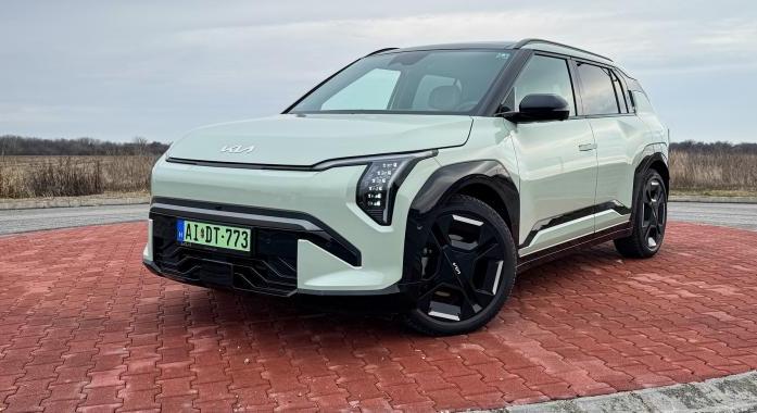A kis űrhajó, ami nyugdíjba küldi a hatótáv-parát – KIA EV3 GT-line teszt
