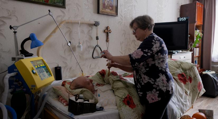 Áramszünetek ellen harcol az ukrán nő, hogy életben tartsa haldokló férjét