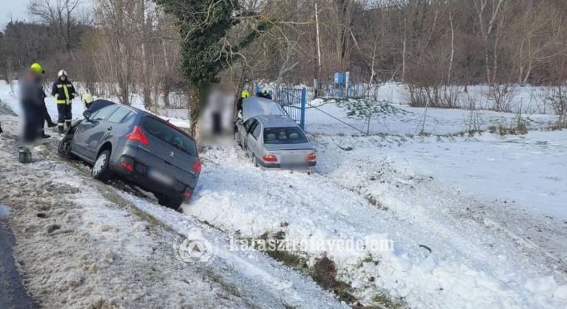 Árokba csapódott két autó a forgalmas főúton, többen megsérültek