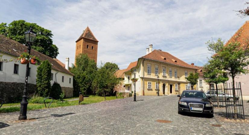 Valami nem stimmel Kőszegen: lefagynak a telefonok és megbolondulnak az órák ebben az utcában