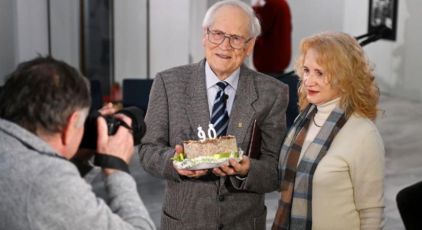 A fotós kilencven éves, első fényképezőgépét 1946-ban kapta, Időszeletek címmel nyílt kiállítása