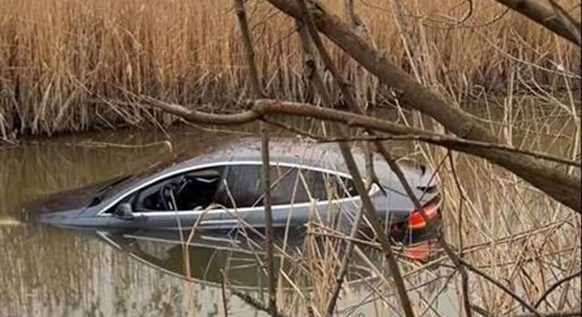 Fogalma sincs, mi történt vele, mire feleszmélt, a Tesla már a vízben volt