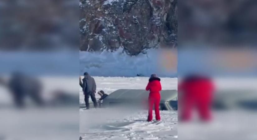 Videón a Bajkál-tóba süllyedt UAZ
