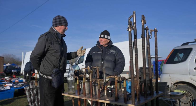 Kolbászillat és kincsvadászat Ruzsán – ilyen volt a vasárnapi vásári forgatag