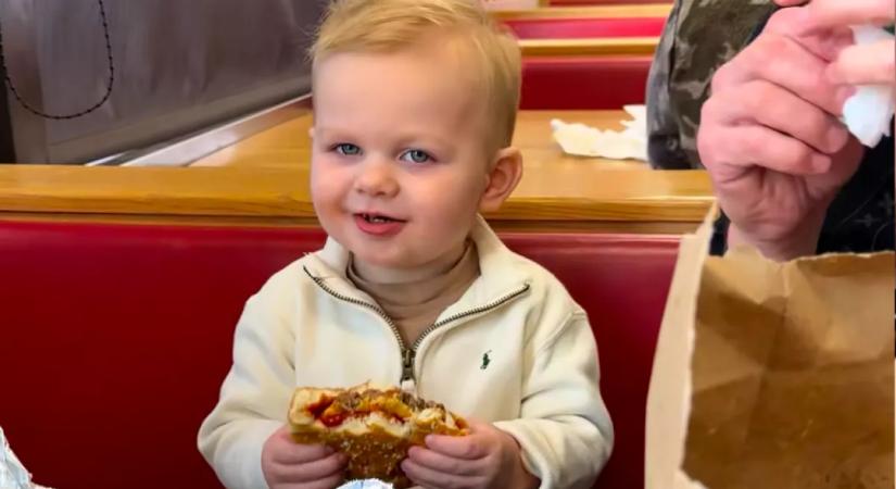 Először eszik sajtburgert a kisfiú: a reakciója földöntúli