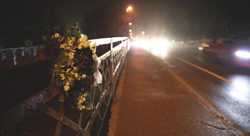 Mázló Attila gyilkosának enyhe büntetése ellen tüntettek a hídon, ahol meghalt a fiatal férfi
