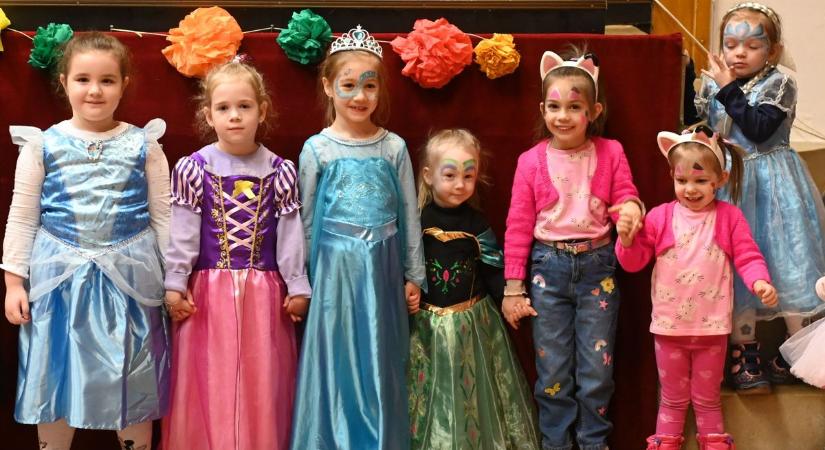 Különleges jelmezekbe bújtak a gyerekek a szandai maskarádén – galériával és videóval