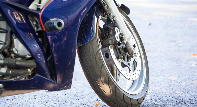 Súlyos baleset az 52-esen: vádat emeltek a hivatásos sofőr ellen