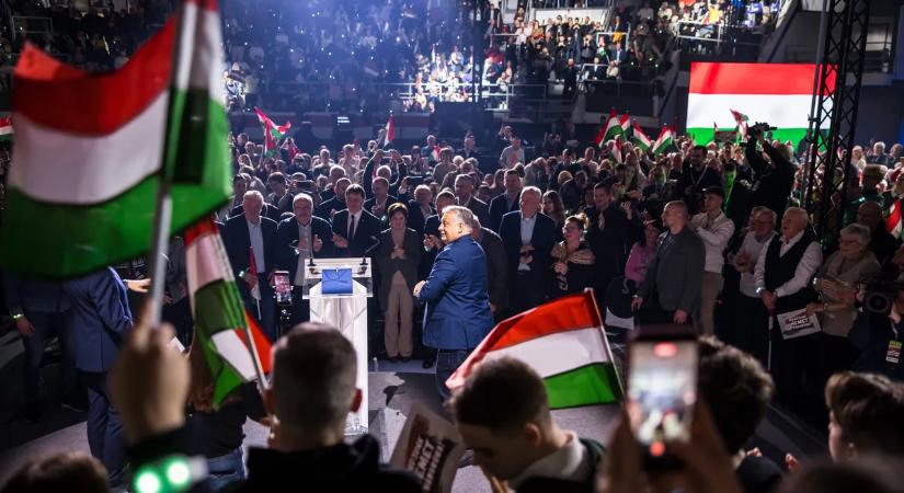 „Győztesek” – eddig nem látott fotó került elő szombati Háborúellenes Gyűlésről, erre még Orbán Viktor sem számított