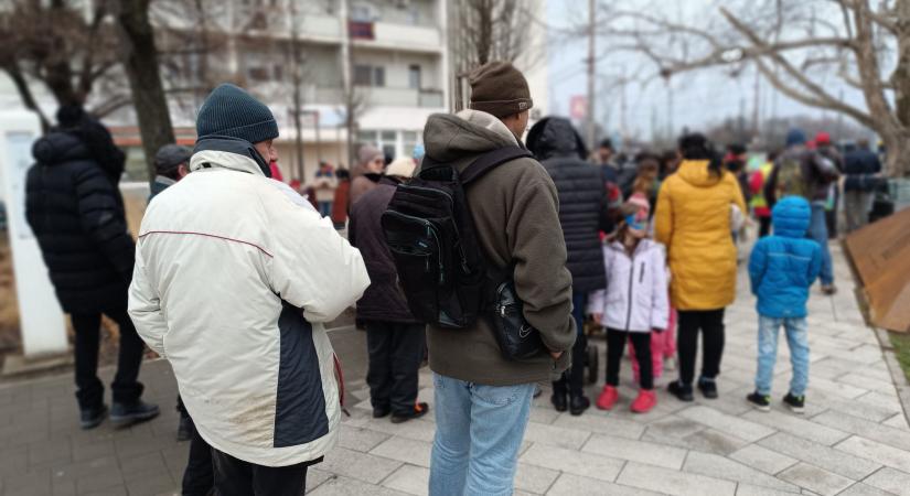 Több mint 150-en álltak sorba ételért a Petőfi téren