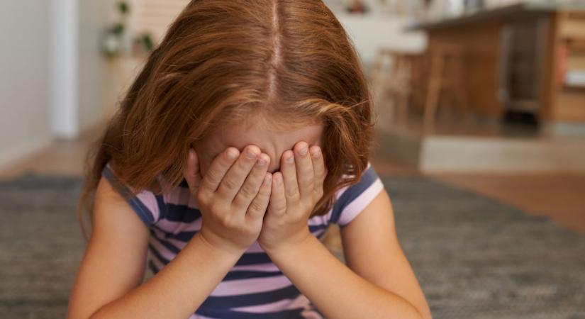 Egy 8 éves kislány kiborult, mert nem jött rá a farmerje – az édesanyja példamutatóan reagált