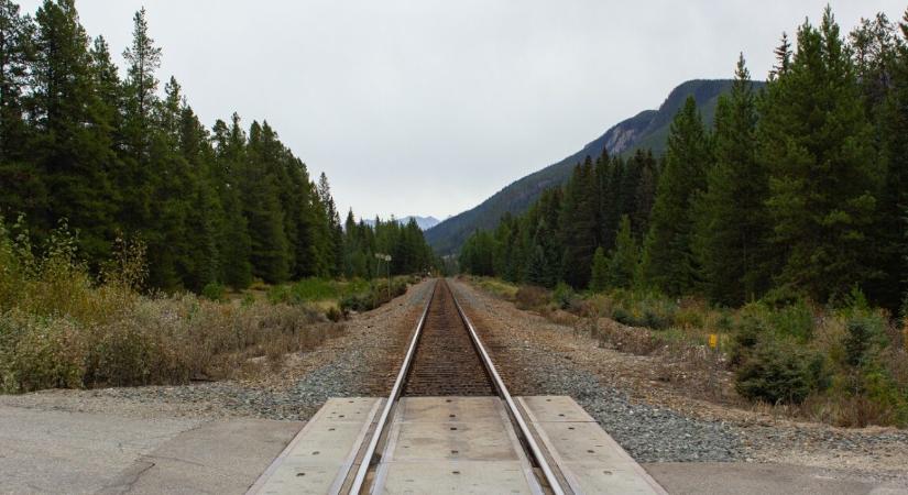 Halálra gázolt a vonat egy futót – túl hangosan hallgatta a zenét, ami az életébe került