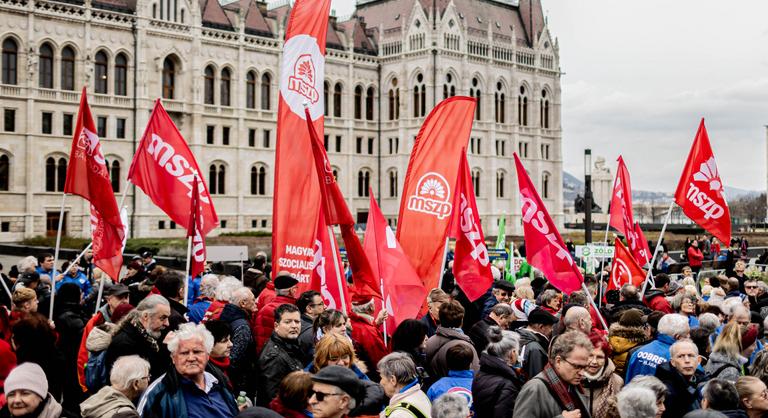Elhervadt a szegfű, így lett a kormányzó erőből a választáson el sem induló párt