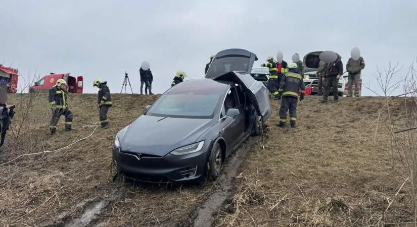 Megszólalt a Hortobágy-Berettyóba merült Tesla sofőrje – képeken az autó kimentése