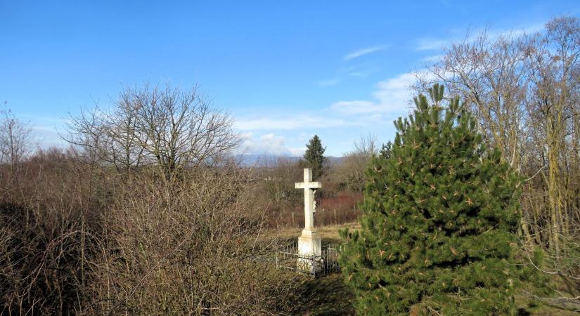 Az Apáti-domb Besenyő közelében a Kozár felé vezető úton