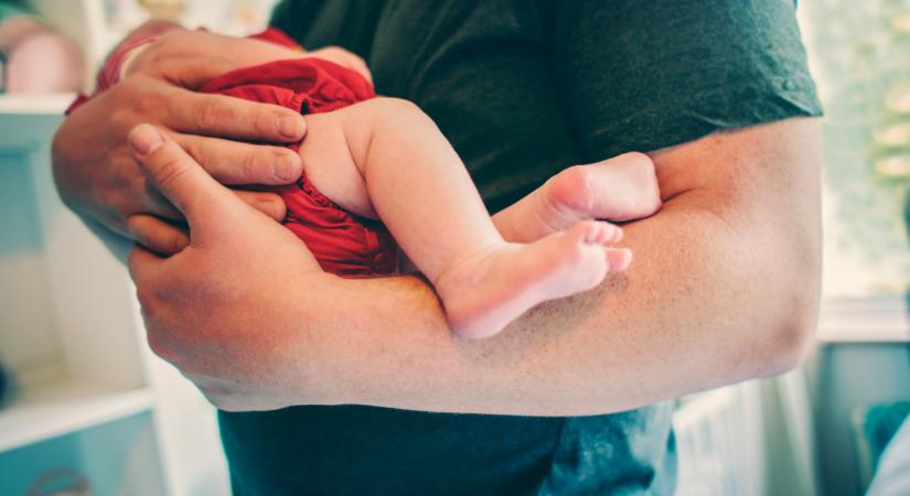 A magyar rendszer bukásra van ítélve: súlyos döntéskényszerben a családok, miért nem maradnak otthon az apák?