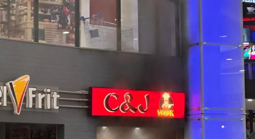 Kiürítették a Pólus Center éttermi részét, miután kigyulladt egy elszívó