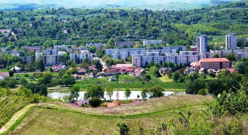 Lövöldözéssel ért véget egy autótámadás Ózd egyik városrészében