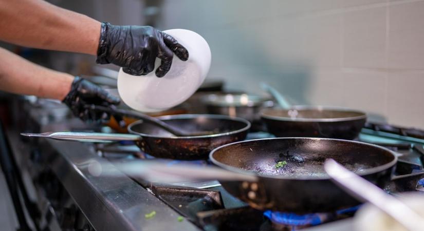 „Nem minden áron!” – őszinte posztban keres szakácsot a szegedi Diófa Vendéglő