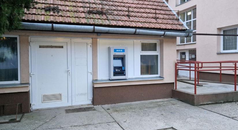 Gyors pénzügyi szolgáltatás: üzembe helyezték a bankautomatát
