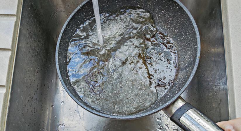 Ezért nem szabad a serpenyőt azonnal elmosni sütés után