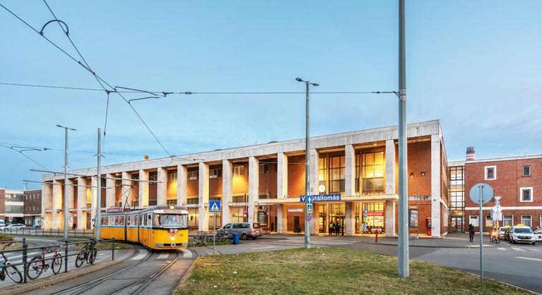 Túlélésre játszik az egyik legnagyobb vidéki vasútállomásunk